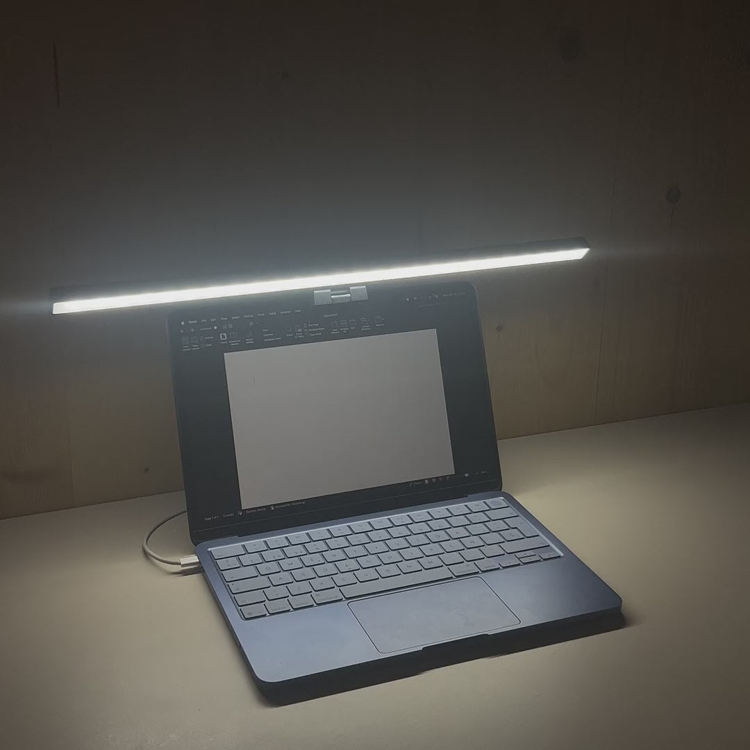 Vídeo: la lámpara Cenit de 50 cm encendida sobre un portátil en una habitación a oscuras